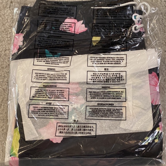 NWT - Hollister Unisex Floral 9” Boardshort (Black & Floral Print) - Picture 4 of 9